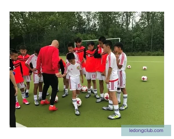 朱利亚诺分享教练指导下斜向内切踢球的新尝试与体会